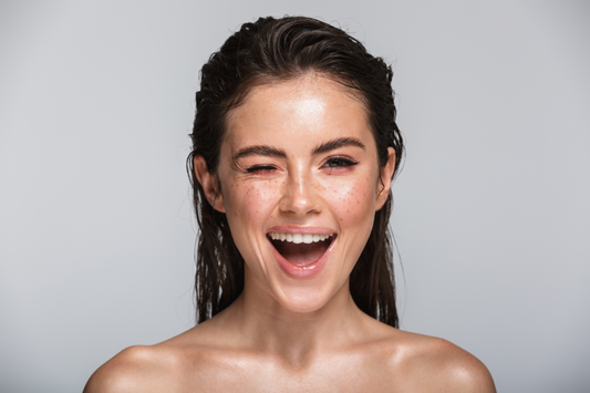 Zu sehen ist eine junge Frau, die lächelt und in die Kamera zwinkert. Sie hat sich die Cellstar-Tipps zu Herzen genommen und sich ein selbt gemachtes Peeling gegönnt. Ihre Haut sieht frisch und rein aus.