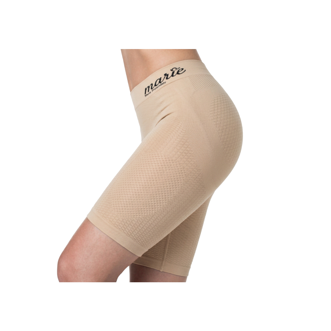 Die Marie Panty bietet eine effektive Figurformung mit Po-Push-up- und Bauch-weg-Effekt. Diese Shapewear hilft, Cellulite vorzubeugen und zu bekämpfen, reduziert den Umfang an Oberschenkeln, Bauch und Po und fördert die Hautelastizität sowie Feuchtigkeit. Die Panty sorgt für eine schönere, straffere Silhouette und verbessert das Hautbild nachhaltig.