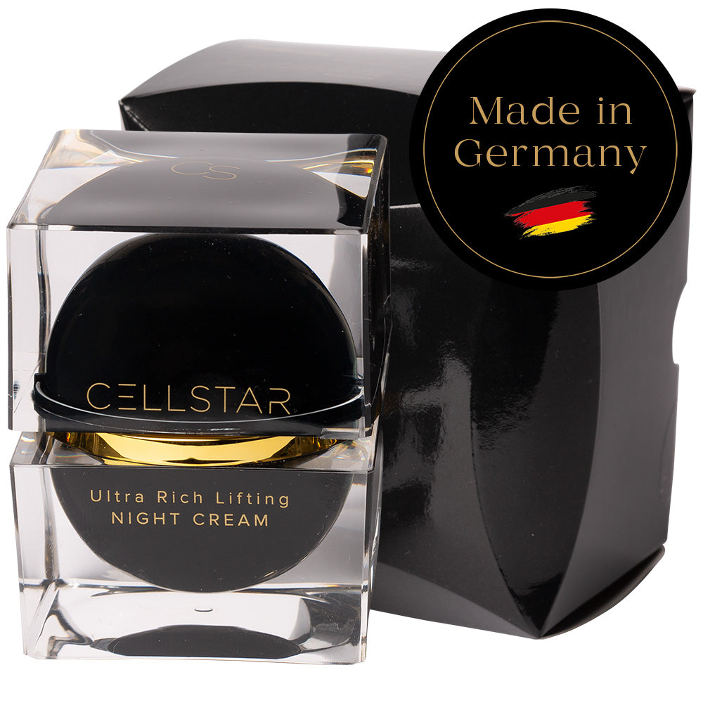Nahaufnahme der Cellstar Ultra Rich Lifting Night Cream in einem eleganten, durchsichtigen Tiegel mit schwarzem und goldenem Design. Auf dem Tiegel steht "Cellstar" und "Ultra Rich Lifting Night Cream". Daneben ein schwarzes Siegel mit der Aufschrift "Made in Germany" und einer kleinen Deutschland-Flagge. Die luxuriöse Nachtcreme ist für eine intensive Anti-Aging-Pflege konzipiert.