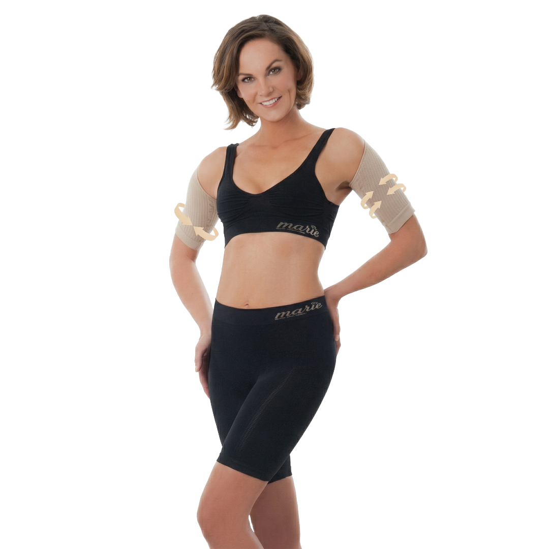 Eine Frau trägt die Marie Shapeweare-Kollektion bestehend aus einem formenden BH, einem Bolero für straffe Oberarme und Shorts für eine definierte Silhouette. Diese Shapewear arbeitet gezielt an den Problemzonen des weiblichen Körpers, wie Beinen, Armen, Po und Dekolleté, um diese zu straffen und das Hautbild zu verbessern. Die Marie-Produkte kombinieren Anti-Aging-Wirkstoffe in Sprays mit Massagenoppen für langanhaltende Straffung und eine effektive Konturierung des Körpers.