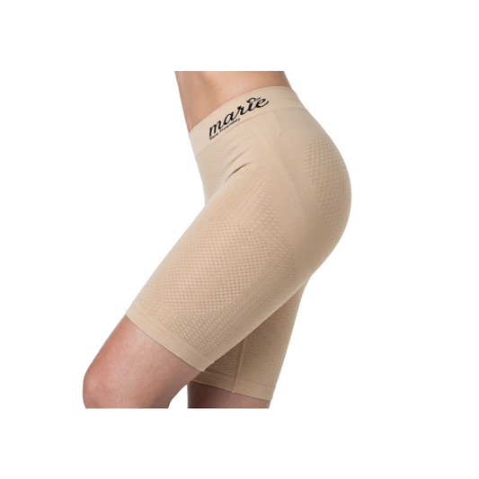Die Marie Panty bietet eine effektive Figurformung mit Po-Push-up- und Bauch-weg-Effekt. Diese Shapewear hilft, Cellulite vorzubeugen und zu bekämpfen, reduziert den Umfang an Oberschenkeln, Bauch und Po und fördert die Hautelastizität sowie Feuchtigkeit. Die Panty sorgt für eine schönere, straffere Silhouette und verbessert das Hautbild nachhaltig.