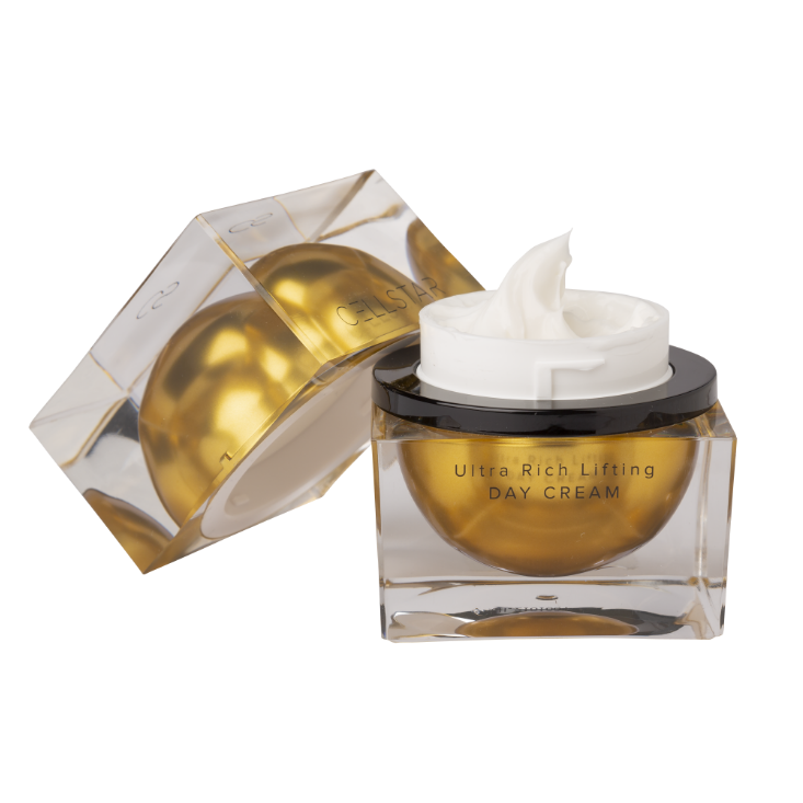 Zu sehen ist die Die Cellstar Ultra Rich Lifting Day Cream mit geöffnetem Deckel. Die luxuriöse Tagescreme für die Haut ab 45 Jahren wurde für höchste Ansprüche entwickelt. Mit einer einzigartigen, hochdosierten Wirkstoffkombination reduziert sie Falten und Linien, festigt die Gesichtskontur und schützt die Haut vor Umwelteinflüssen. Die Creme wirkt straffend, regenerierend und spendet intensive Feuchtigkeit. Zudem hilft sie gegen Pigmentflecken und beruhigt die Haut für ein jugendliches Hautbild.