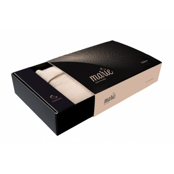 Die Verpackung des Marie Bolero, ein Pflegeprodukt für straffe Oberarme und gegen Cellulite. Der Bolero hilft dabei, Winkearme zu reduzieren, die Fettverbrennung anzukurbeln und das Gewebe zu festigen. Die elegante Box in Schwarz und Beige enthält das Kombiprodukt aus dem Marie Bolero und dem Forming-Spray für maximale Effektivität und eine gepflegte, gestraffte Haut.