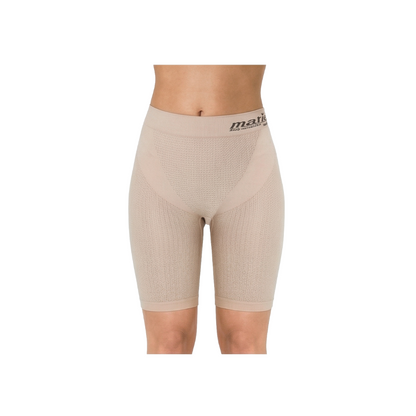 Das Marie Duo, bestehend aus der formenden Marie Panty und dem Forming-Spray, bietet eine effektive Figurformung mit Po-Push-up- und Bauch-weg-Effekt. Diese Shapewear hilft, Cellulite vorzubeugen und zu bekämpfen, reduziert den Umfang an Oberschenkeln, Bauch und Po und fördert die Hautelastizität sowie Feuchtigkeit. In Kombination sorgt das Duo für eine schönere, straffere Silhouette und verbessert das Hautbild nachhaltig.