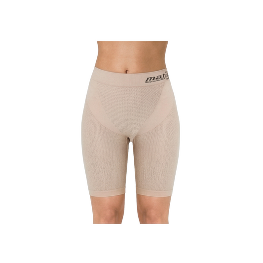 Das Marie Duo, bestehend aus der formenden Marie Panty und dem Forming-Spray, bietet eine effektive Figurformung mit Po-Push-up- und Bauch-weg-Effekt. Diese Shapewear hilft, Cellulite vorzubeugen und zu bekämpfen, reduziert den Umfang an Oberschenkeln, Bauch und Po und fördert die Hautelastizität sowie Feuchtigkeit. In Kombination sorgt das Duo für eine schönere, straffere Silhouette und verbessert das Hautbild nachhaltig.
