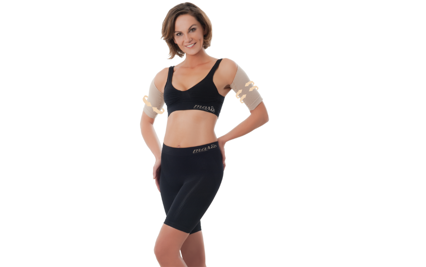 Eine Frau trägt die Marie Shapeweare-Kollektion bestehend aus einem formenden BH, einem Bolero für straffe Oberarme und Shorts für eine definierte Silhouette. Diese Shapewear arbeitet gezielt an den Problemzonen des weiblichen Körpers, wie Beinen, Armen, Po und Dekolleté, um diese zu straffen und das Hautbild zu verbessern. Die Marie-Produkte kombinieren Anti-Aging-Wirkstoffe in Sprays mit Massagenoppen für langanhaltende Straffung und eine effektive Konturierung des Körpers.